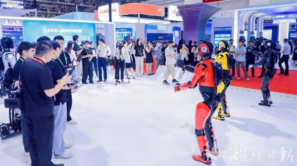 趣操盘 湖北人形机器人家族在京“上新” 1.7米高的“光子”明年小批量交付