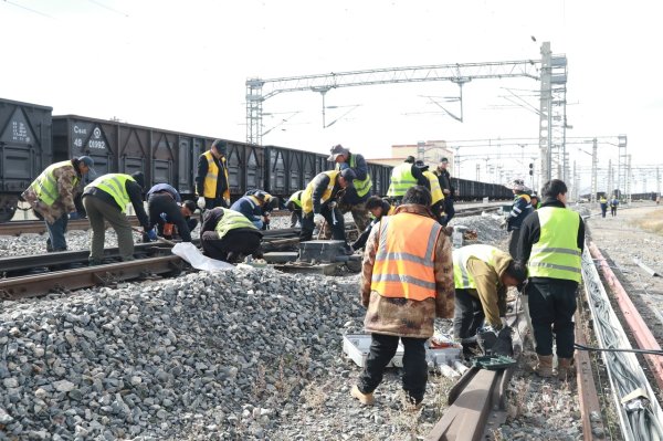鼎合网配资 青海湖畔天路职工打响换岔大鏖战