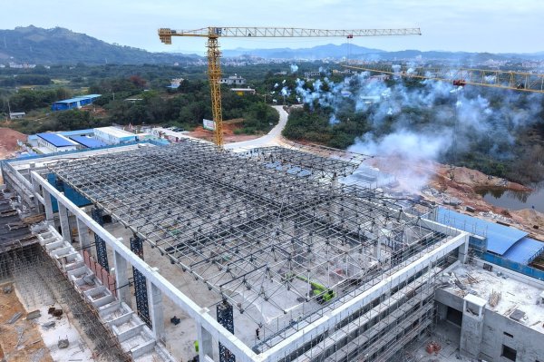 中盛投资 柳梧铁路站房2标项目藤县北站钢网架顶升完成